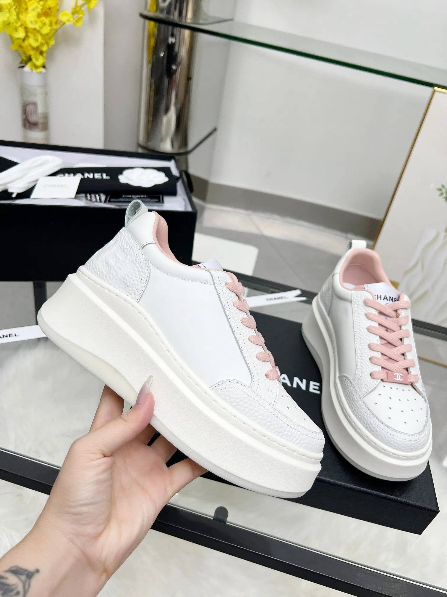👟👟Ex-factory price 540👟👟 CHANEL 25C spring and summer new sports shoes official website is available at the same time ❤️ Counter out-of-stock kings. Major bloggers are recommending new styles on social days. This season’s new styles are simply eye-catching and look great on the feet. The casual casual sports style is refreshing and natural, interpreting Chanel’s fashionable femininity. The overall customization makes all sports shoes on the market at that time obsolete. This series is now available for sale! The upper is made of custom imported pebbled calf leather ➕ custom frosted calf leather. The lining is made of original one-to-one professionally customized mesh. Hardware accessories. Original full set of molds (not common in the market). Original custom molded TPU combination outsole. Height 4 cm. Women's size 35-39.